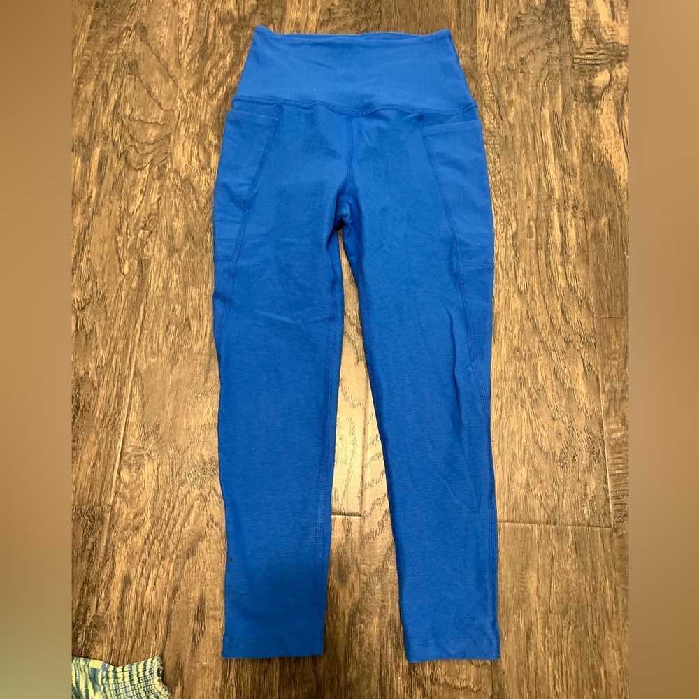 Cute pair of Beyond Yoga Vibrant Blue Leggings